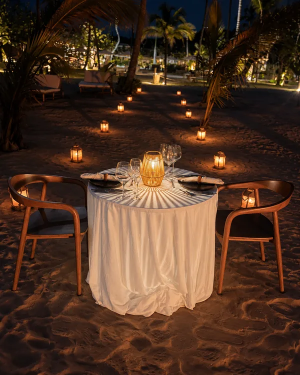 Recreación · Mesa para dos frente al mar, a la luz de los faroles