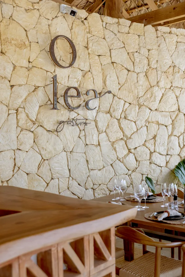 El rótulo de Olea sobre el muro de piedra caliza