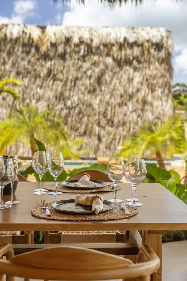 Mesa puesta en la terraza junto a la piscina