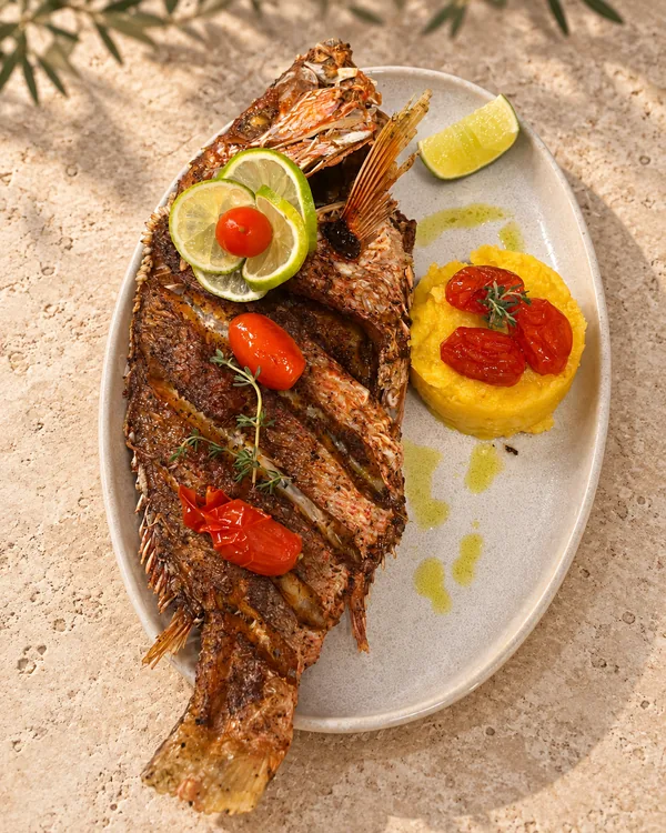 Chillo entero a la brasa con tomates asados y puré de auyama