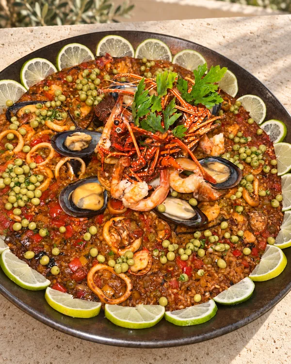 Paella de mariscos con langosta entera