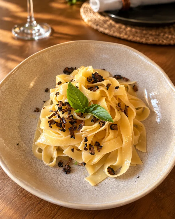 Tagliatelle con crema de parmesano y trufa