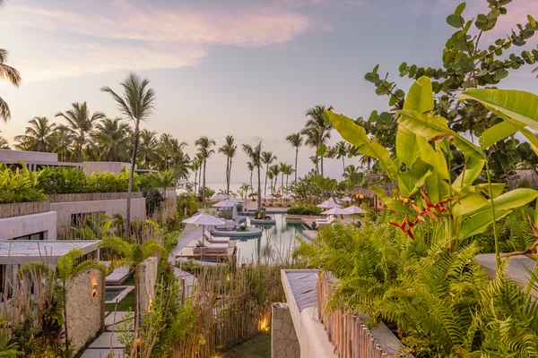 Las villas de Amares y la piscina al atardecer, con el mar al fondo